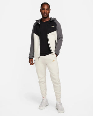 Nike Tech Fleece- Light Orewood Brown 2
